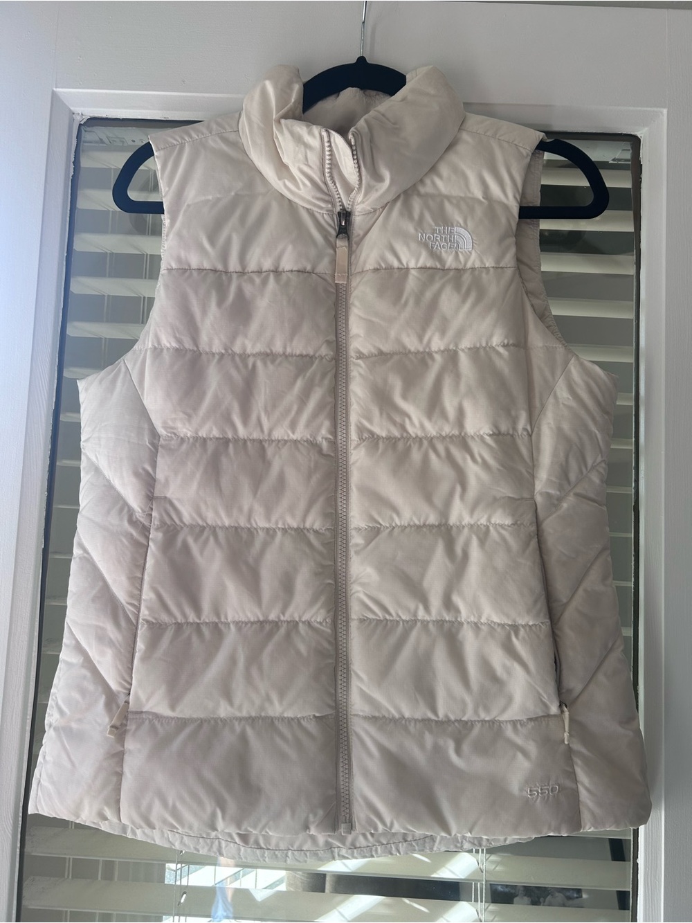 The North Face 550 White Puffer Lightweight Goose Down Vest with Pockets. Size M